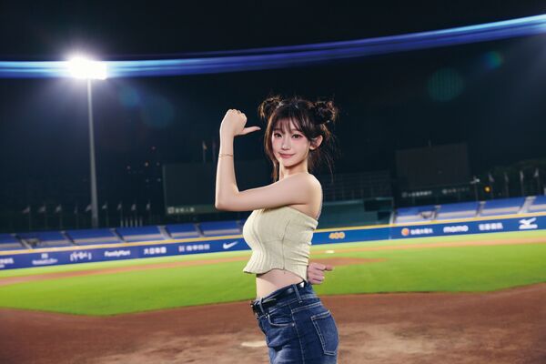 ▲▼啦啦隊女神李珠珢首本影像紀實《FIGHT FOR ALL 李珠珢的主場日記》。(圖/尖端出版提供)