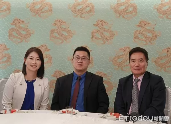 ▲左起捷迅副總經理葉子菁、總經理孫鋼銀、董事長長特助楊永華。(圖/記者張佩芬攝)
