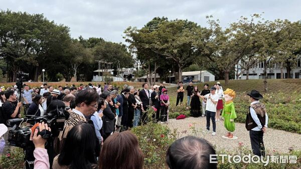 ▲台中東海大學11月迎來一座全新地標「小王子的玫瑰園」。(圖/古典玫瑰園提供)