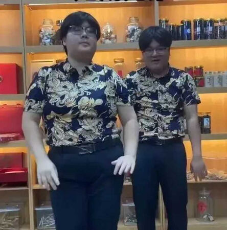 廣東東莞一對夫妻長相十分相似,而當事人透露,彼此剛相識的時候沒那麼像,隨著時間相處才越來越像。(圖/翻攝自微博/極目新聞)