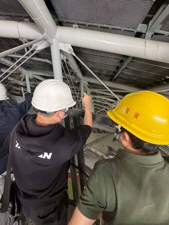 ▲體育局會同北市土木技師公會、遠雄會勘大巨蛋漏水。(圖/台北市體育局提供)