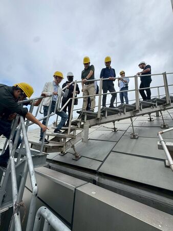 ▲體育局會同北市土木技師公會、遠雄會勘大巨蛋漏水。(圖/台北市體育局提供)