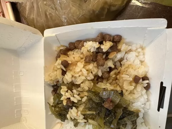 ▲▼三重5大滷肉飯之一豬瘟照常開賣 他買回家發現是素肉當場氣炸。(圖/翻攝自爆料公社)