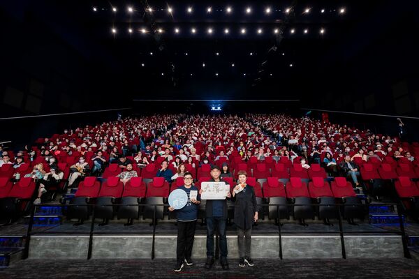 ▲《大濛》導演陳玉勳(中)、監製葉如芬(右)與監製李烈(左)一同吃著電影的象徵物燒餅。(圖/華文創提供)