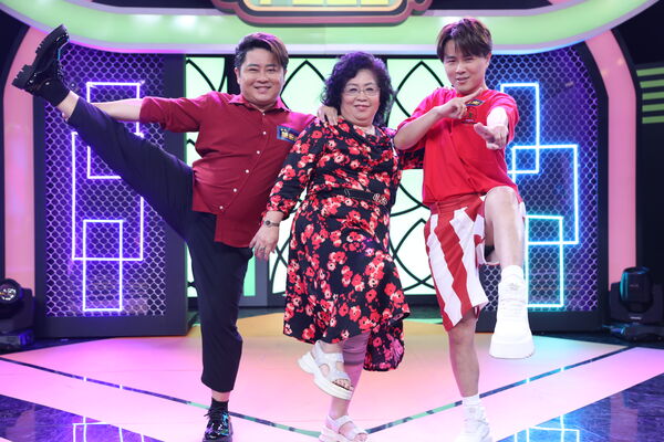 ▲陳孟賢挑戰遊戲「軟跤一步踢」。(圖/公視台語台提供)