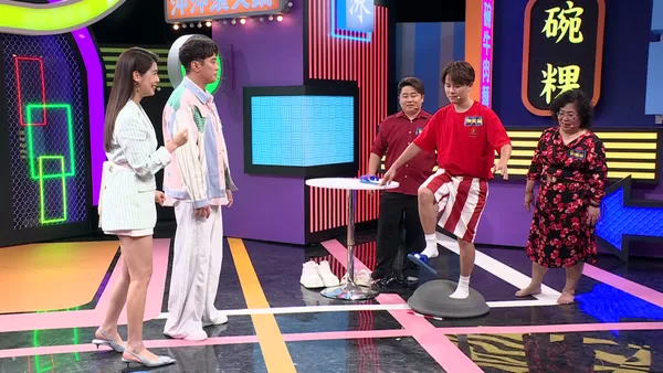 ▲陳孟賢挑戰遊戲「軟跤一步踢」。(圖/公視台語台提供)