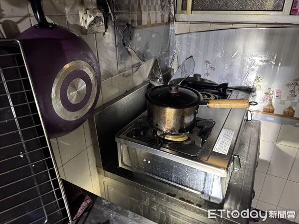 ▲台南市東區中華東路二段133巷,5日傍晚發生1起住宅火警,疑似因煮食不慎導致鍋具乾燒冒出濃煙。(圖/記者林東良翻攝,下同)