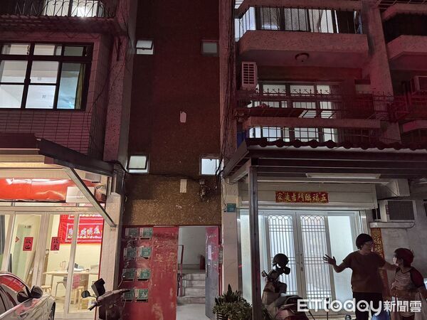 ▲台南市東區中華東路二段133巷,5日傍晚發生1起住宅火警,疑似因煮食不慎導致鍋具乾燒冒出濃煙。(圖/記者林東良翻攝,下同)