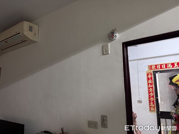 ▲台南市東區中華東路二段133巷,5日傍晚發生1起住宅火警,疑似因煮食不慎導致鍋具乾燒冒出濃煙。(圖/記者林東良翻攝,下同)