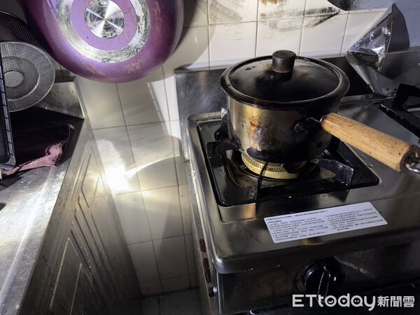 ▲台南市東區中華東路二段133巷,5日傍晚發生1起住宅火警,疑似因煮食不慎導致鍋具乾燒冒出濃煙。(圖/記者林東良翻攝,下同)