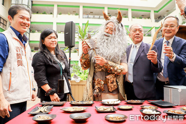 ▲▼ 神農嘗百草再現,翁章梁化身神農氏宣傳中藥本草文化節 。(圖/嘉義縣政府提供)