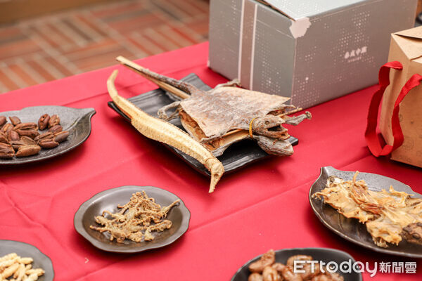 ▲▼ 神農嘗百草再現,翁章梁化身神農氏宣傳中藥本草文化節 。(圖/嘉義縣政府提供)