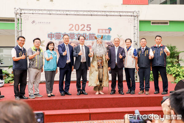 ▲▼ 神農嘗百草再現,翁章梁化身神農氏宣傳中藥本草文化節 。(圖/嘉義縣政府提供)