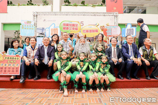 ▲▼ 神農嘗百草再現,翁章梁化身神農氏宣傳中藥本草文化節 。(圖/嘉義縣政府提供)