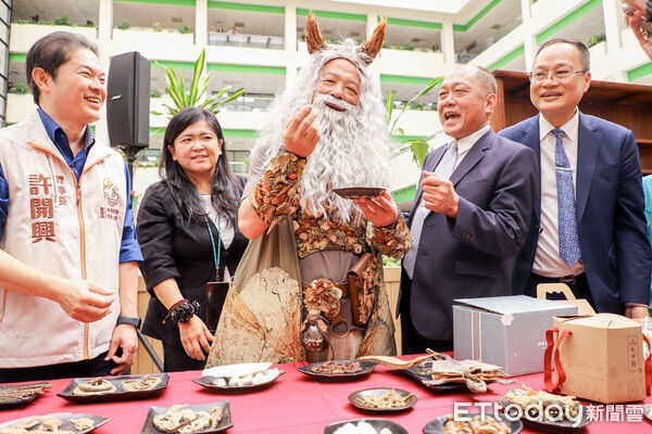 ▲▼ 神農嘗百草再現,翁章梁化身神農氏宣傳中藥本草文化節 。(圖/嘉義縣政府提供)