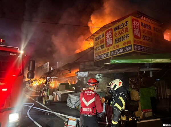 桃園南門市場火警。(圖/翻攝自Facebook/張善政)