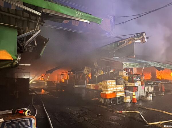 桃園南門市場火警。(圖/翻攝自Facebook/張善政)