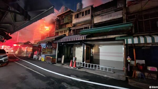 桃園南門市場火警。(圖/翻攝自Facebook/張善政)