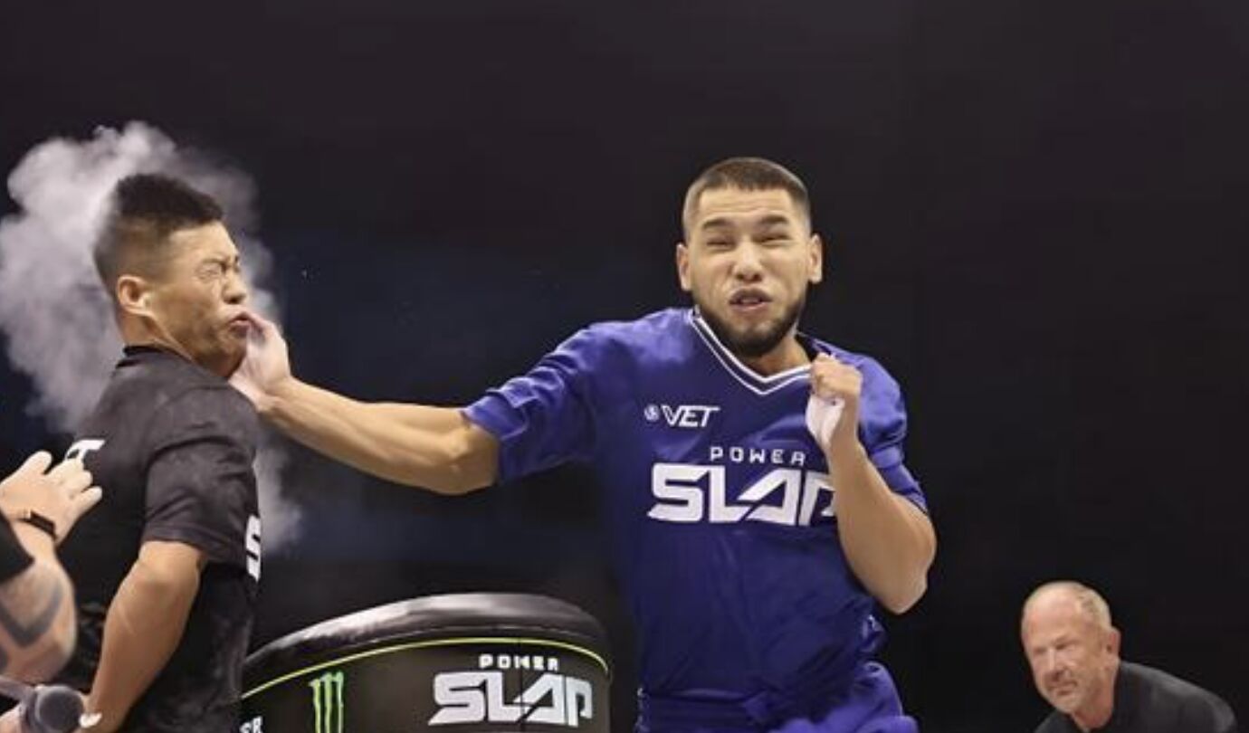 ▲趙鴻剛在打耳光大賽被KO瞬間。(圖/翻攝九派新聞)