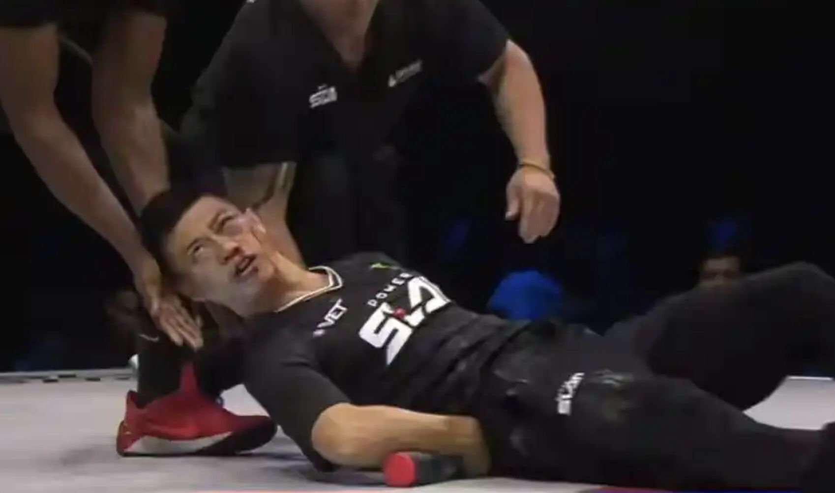 ▲趙鴻剛被打倒在地。(圖/翻攝大象新聞)