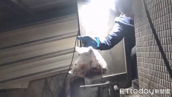 ▲▼警方在陳姓主嫌女友台北市中山區租屋公寓處樓梯間夾,起獲南方澳進安宮珊瑚媽祖失竊的所有珠寶。(圖/記者游芳男翻攝)