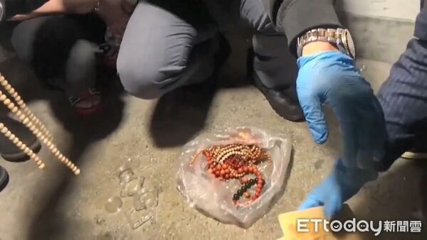 ▲▼警方在陳姓主嫌女友台北市中山區租屋公寓處樓梯間夾,起獲南方澳進安宮珊瑚媽祖失竊的所有珠寶。(圖/記者游芳男翻攝)