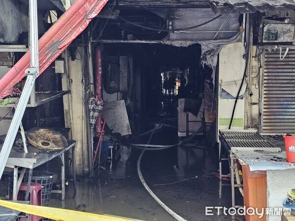 ▲▼桃園南門市場大火,攤商燒毀大半。(圖/記者沈繼昌翻攝)