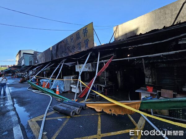 ▲▼桃園南門市場大火,攤商燒毀大半。(圖/記者沈繼昌翻攝)
