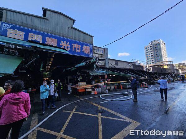 ▲▼桃園南門市場大火,攤商燒毀大半。(圖/記者沈繼昌翻攝)