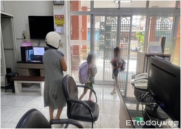 ▲內埔警方帶小朋友回派出所照顧。(圖/記者陳崑福翻攝)