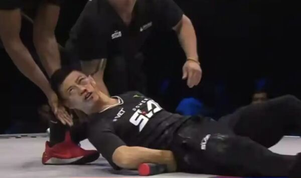 ▲趙鴻剛被打倒在地。(圖/翻攝大象新聞)