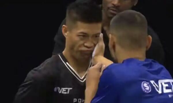 ▲趙鴻剛第一回合被打到視線出現重影。(圖/翻攝大象新聞)