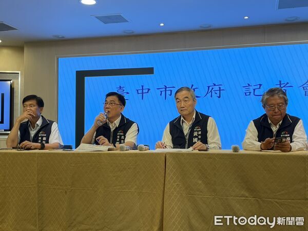 ▲台中農業局長張敬昌(左2)、環保局長陳宏益(右1)即日起免職。(圖/記者鄧木卿攝)