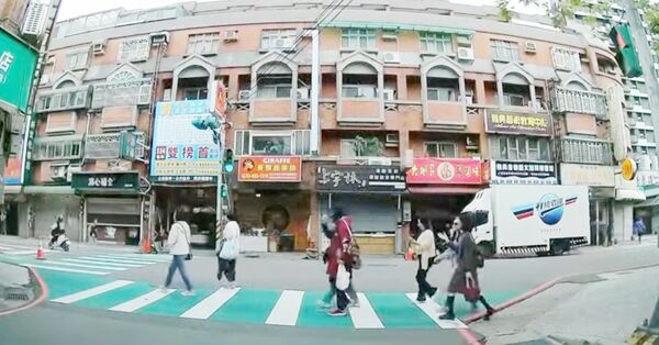 ▲有網友在臉書上傳一段影片,桃園市平鎮區文化國小附近人行道,7位大媽無視紅燈依然慢吞吞過馬路,引發網友撻伐。(圖/翻攝自臉書《爆料公社》)