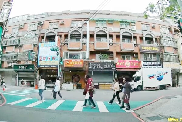 ▲網友在臉書上傳一段影片,7位大媽無視紅燈依然漫步過馬路,網友一陣撻伐。(圖/翻攝自臉書《爆料公社》)