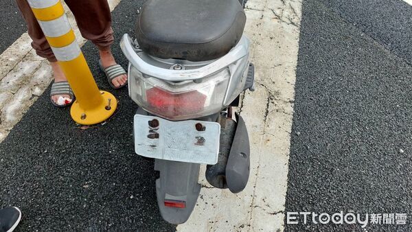 ▲▼誤上國五的陳姓老翁機車與被撞的休旅車右後視鏡。(圖/記者游芳男翻攝,下同)