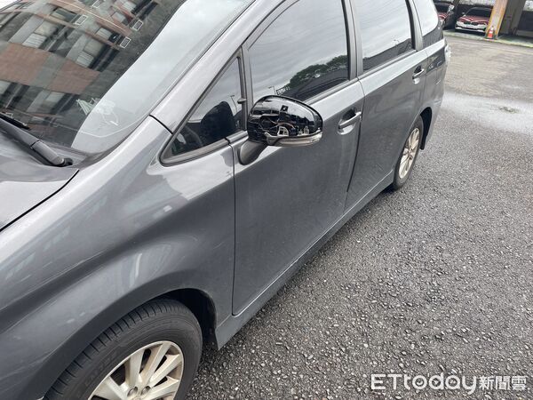 ▲▼誤上國五的陳姓老翁機車與被撞的休旅車右後視鏡。(圖/記者游芳男翻攝,下同)