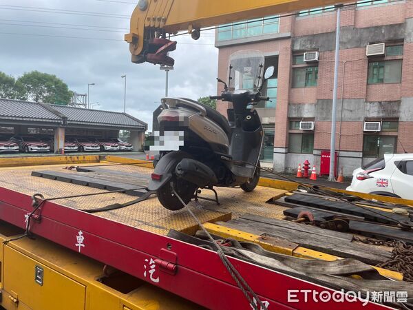 ▲▼誤上國五的陳姓老翁機車與被撞的休旅車右後視鏡。(圖/記者游芳男翻攝,下同)