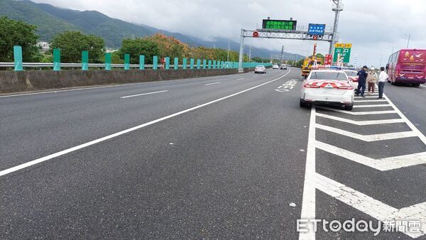 ▲▼誤上國五的陳姓老翁機車與被撞的休旅車右後視鏡。(圖/記者游芳男翻攝,下同)