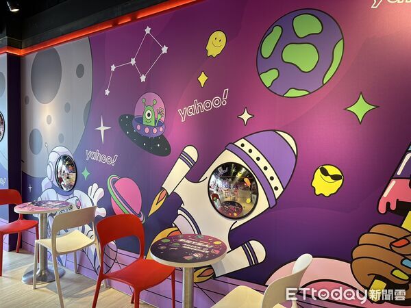 ▲▼COLD STONE西門門市換上新聯名店裝,看得到太空人、太空船、外星人等身影搭配凸透鏡造型。(圖/記者蕭筠攝)