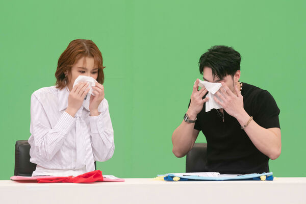 ▲▼ 曾沛慈和黃偉晉淚灑攝影棚。(圖/華研國際提供)