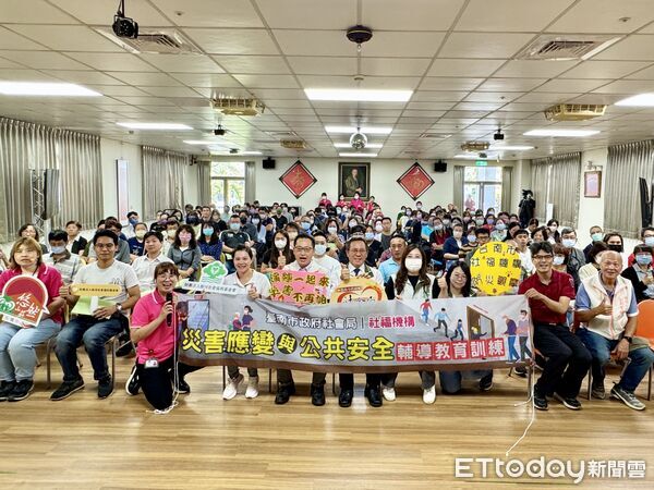 ▲台南市社會局於關廟區舉辦防救災示範觀摩聯合演練,超過170名社福機構代表參與。(記者林東良翻攝,下同)