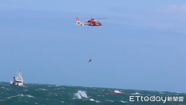 ▲台北港捕蟹船翻覆9人落海,失聯3人找到了,已無生命跡象。(圖/記者陳以昇翻攝)