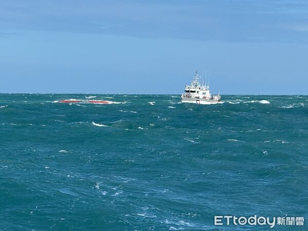 ▲台北港捕蟹船翻覆9人落海,失聯3人找到了,已無生命跡象。(圖/記者陳以昇翻攝)