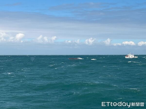 ▲台北港捕蟹船翻覆9人落海,失聯3人找到了,已無生命跡象。(圖/記者陳以昇翻攝)