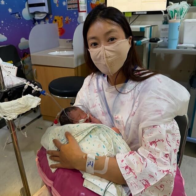 ▲李施昤曬出嬰兒萌照,直呼「這是上帝給媽媽的禮物」。(圖/翻攝自Instagram/leesiyoung38)