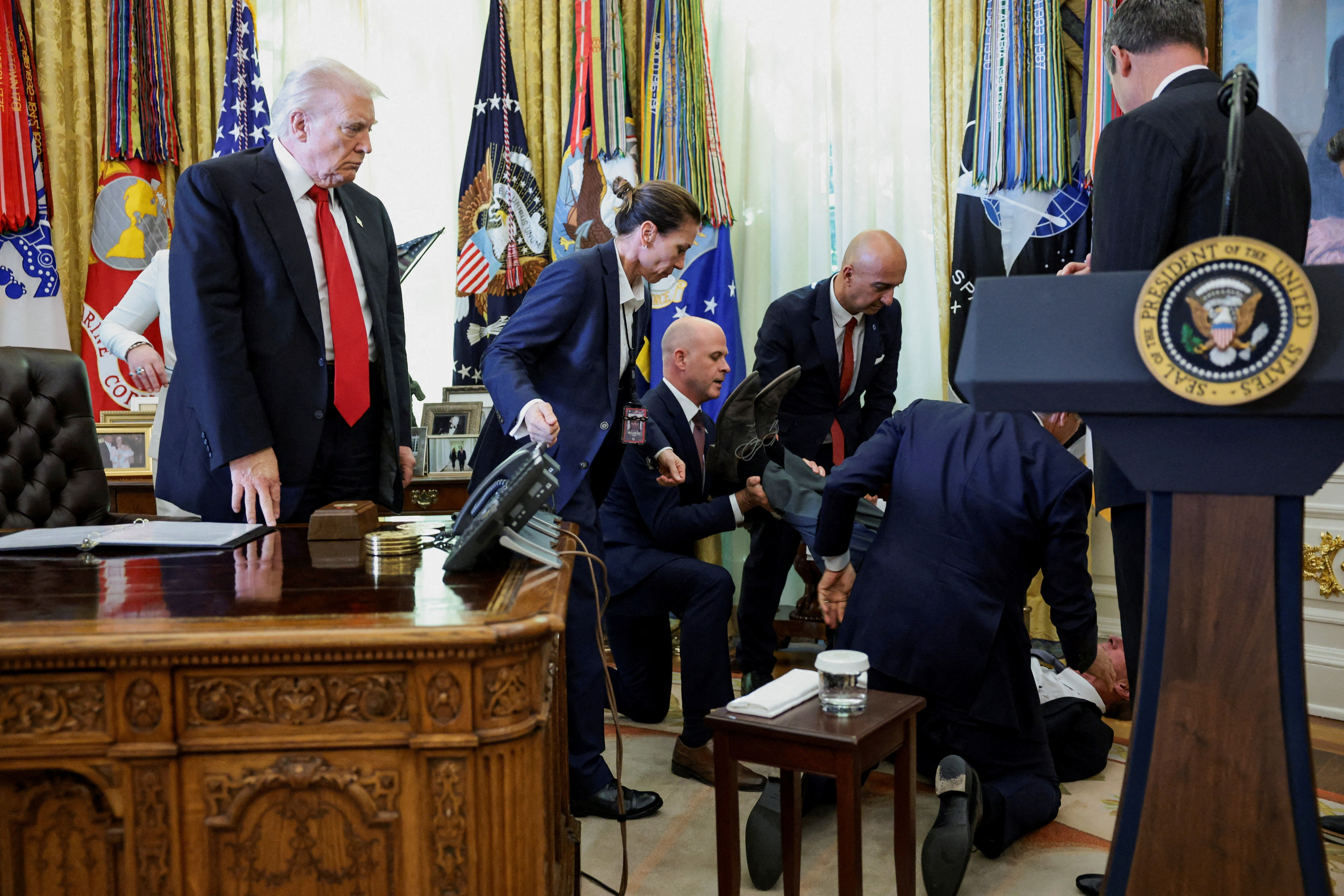 ▲▼ 美國藥廠諾和諾德(Novo Nordisk)主管芬德雷(Gordon Findlay)在白宮記者會中暈倒,川普起身關心。(圖/路透)