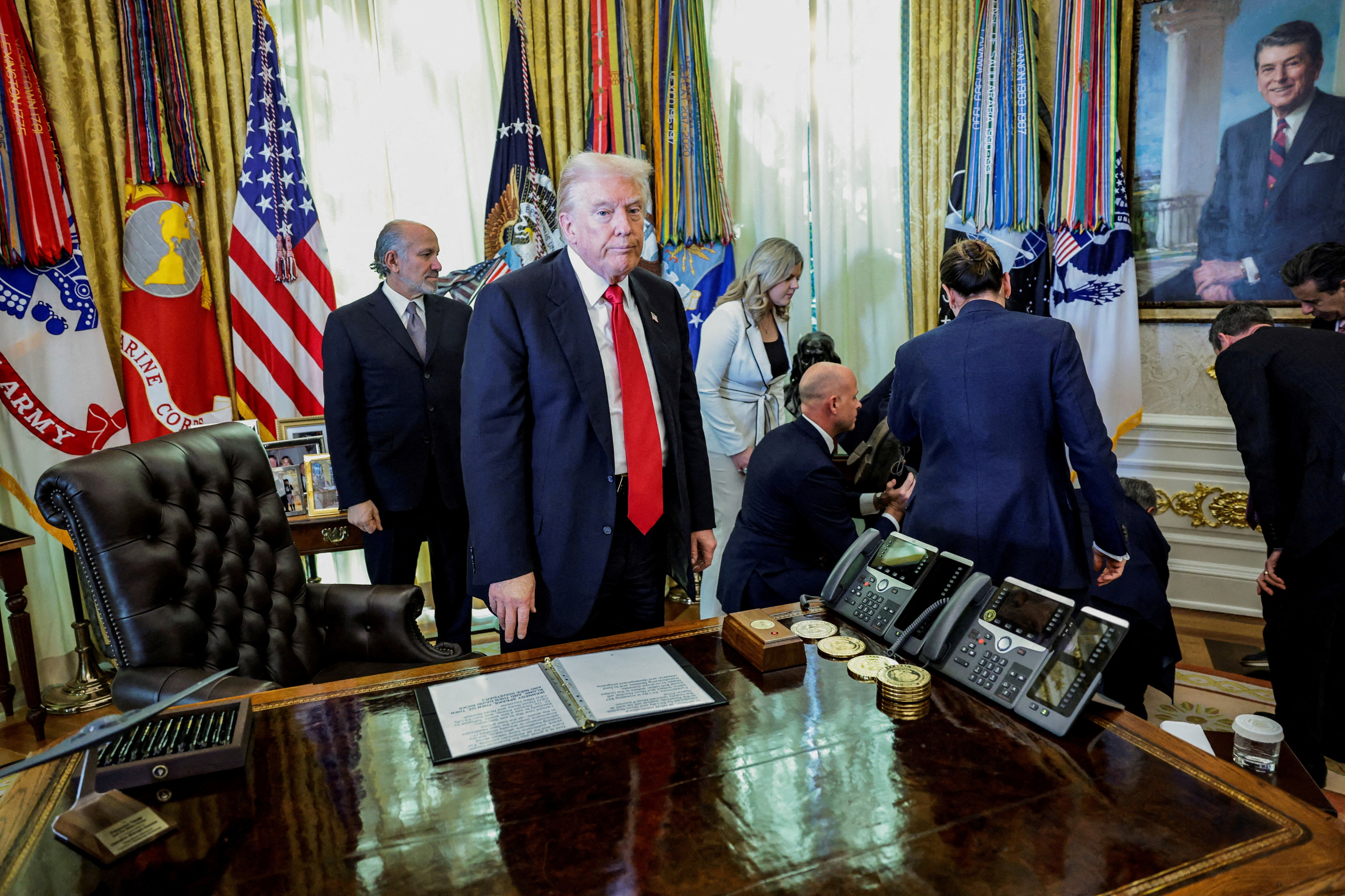 ▲▼ 美國藥廠諾和諾德(Novo Nordisk)主管芬德雷(Gordon Findlay)在白宮記者會中暈倒,川普起身關心。(圖/路透)