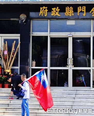 ▲▼ 中國男扛五星旗闖金門縣府灑「統一台灣」傳單,遭驅逐出境 。(圖/記者鄭逢時翻攝)