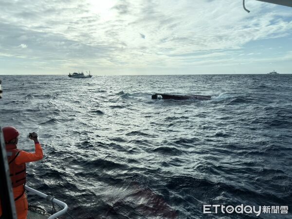 ▲「立發168號」今日中午12時51分許於富貴角北方約24海浬處翻覆,船上6名人員仍有3人失蹤 。(圖/記者郭世賢翻攝)